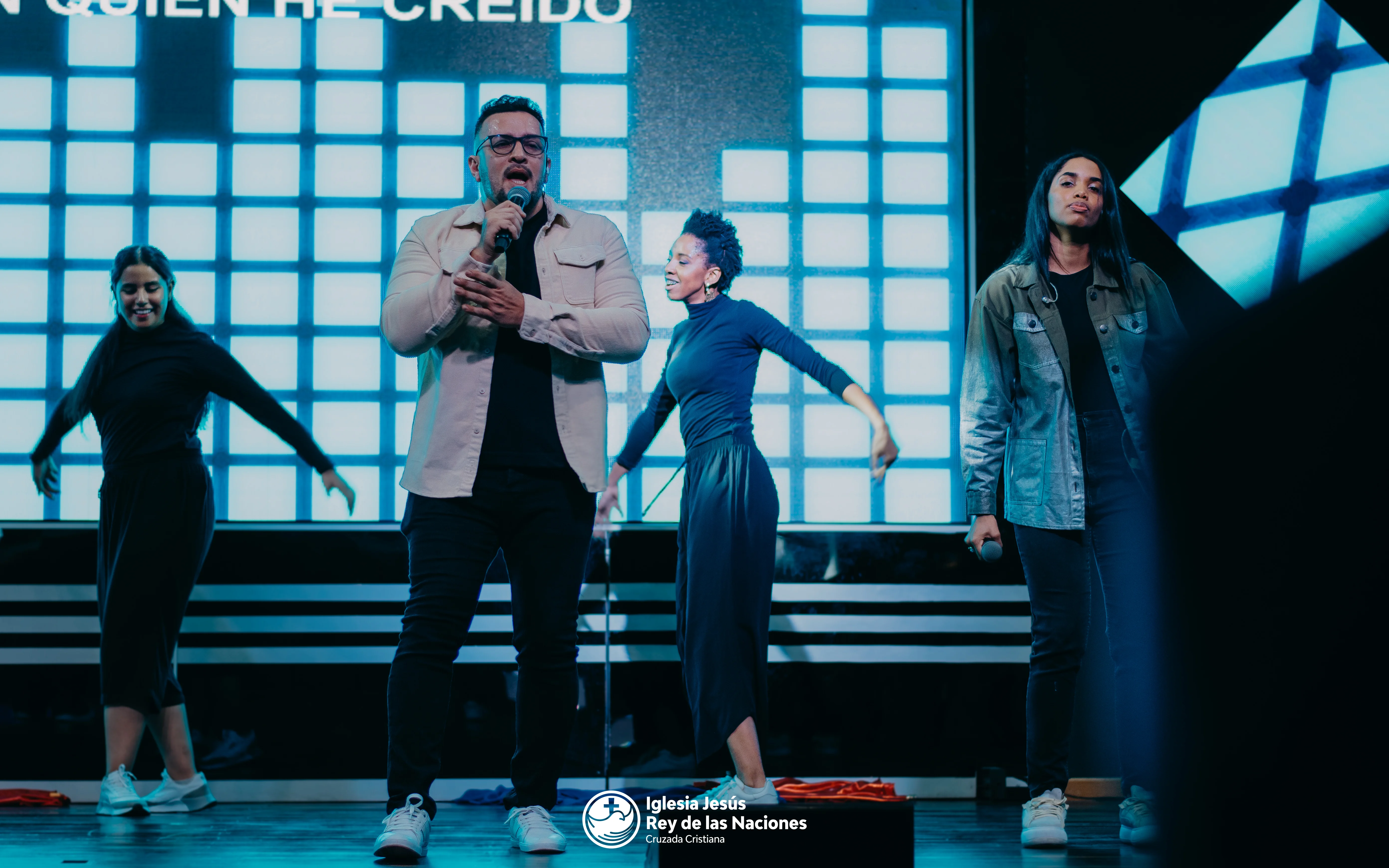 Celebración y alabanza en Iglesia Jesús Rey de las Naciones