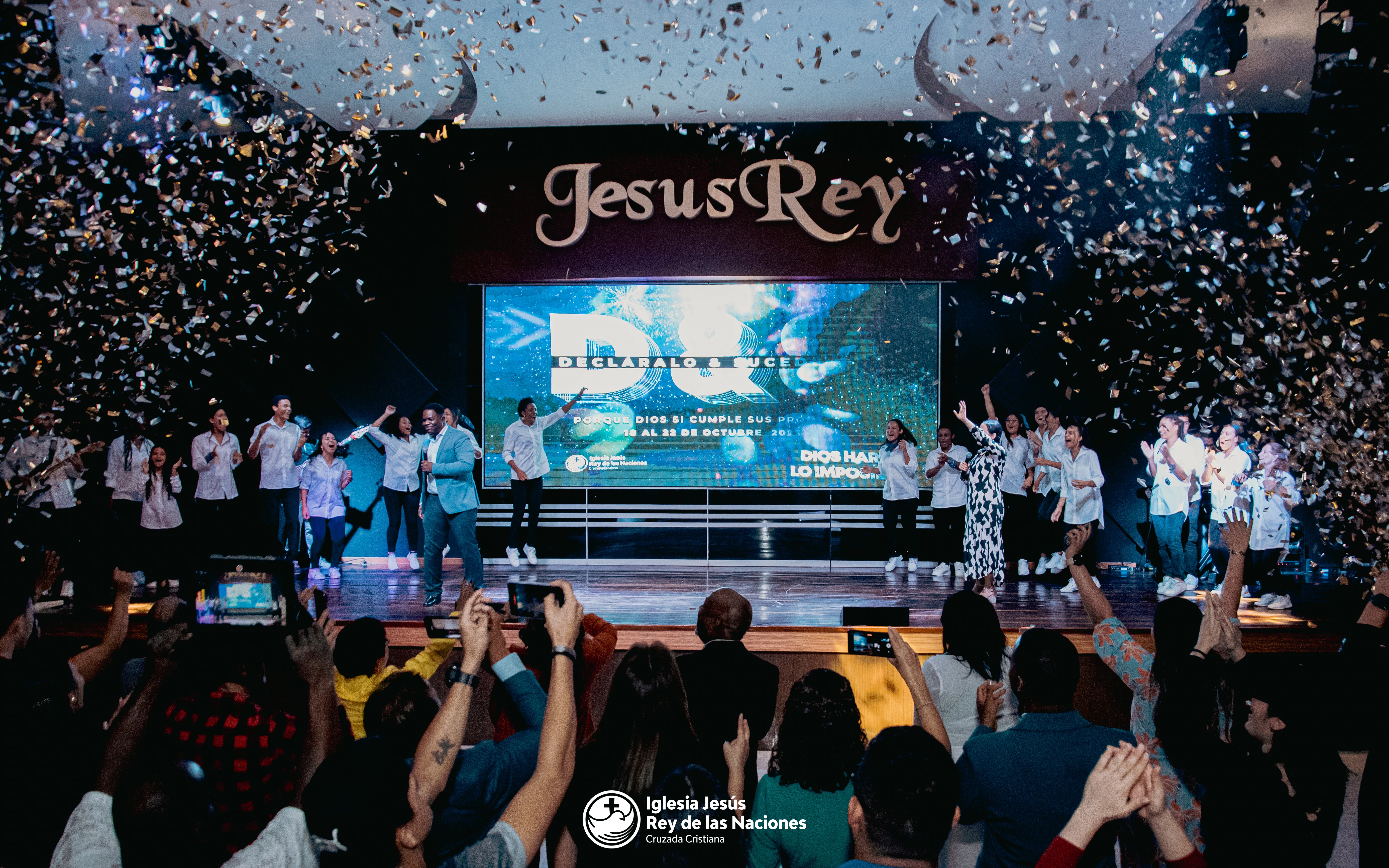 Congregación adorando en Iglesia Jesús Rey de las Naciones